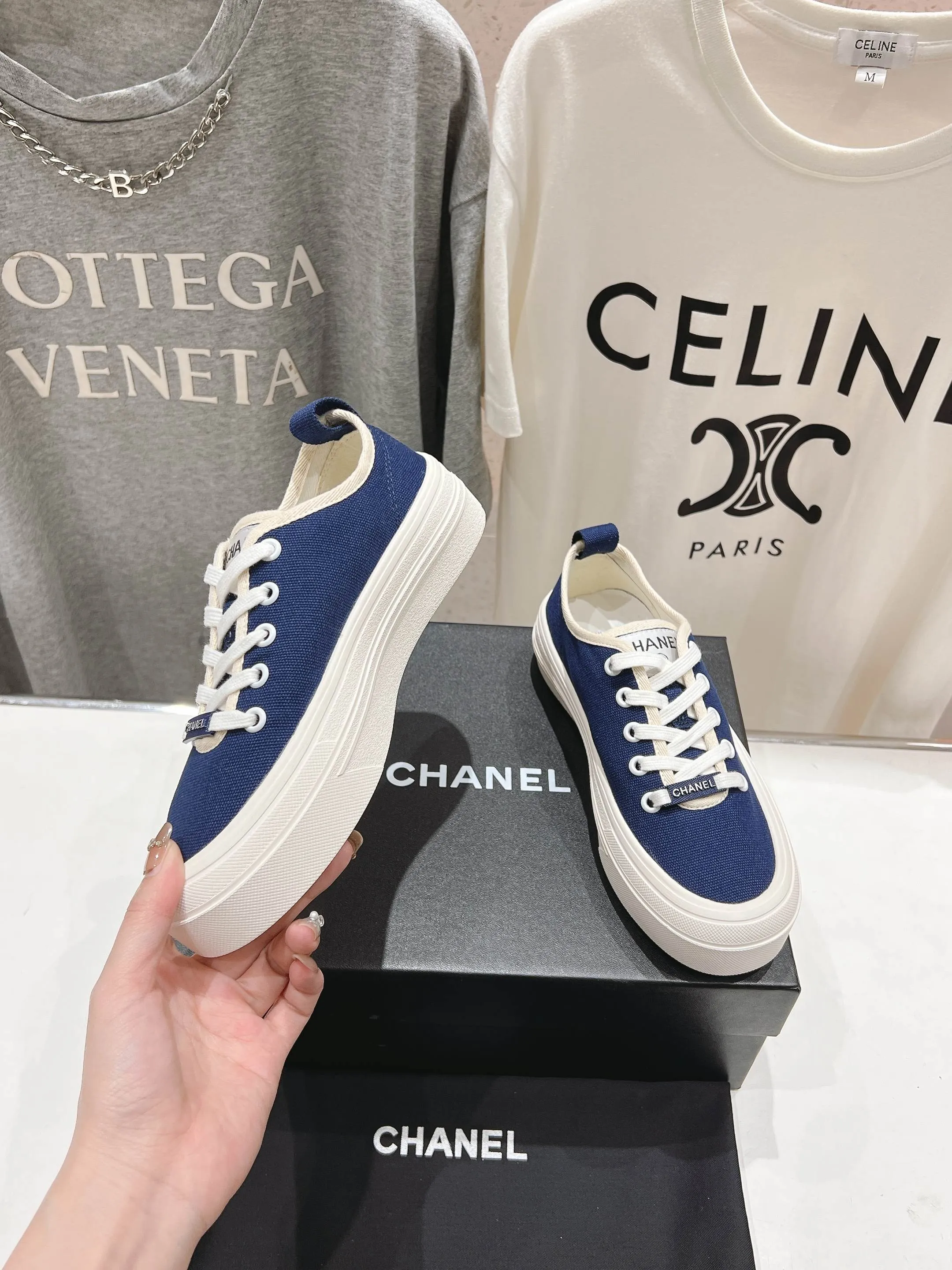 👟👟Ex-factory price 400👟👟 Chanel* Xiaoxiang 2025ss latest casual shoes, the currently super popular biscuit shoes. Internet celebrity Xiaohongshu is crazy about hot recommendations. The silly and cute style has a retro flavor! The shape is special and very recognizable. It makes your legs slimmer and longer. It is absolutely powerful. It is also very comfortable to wear. It has good looks. It is comfortable and increases your height. I must recommend it to everyone. The main feature of this year's series is minimalist style. ✔Fabric: original customized canvas. ✔Feet: water-dyed cowhide, comfortable on the feet. ✔Outsole: open-molded high-elastic rubber platform sole. ✔Number: 35-39.